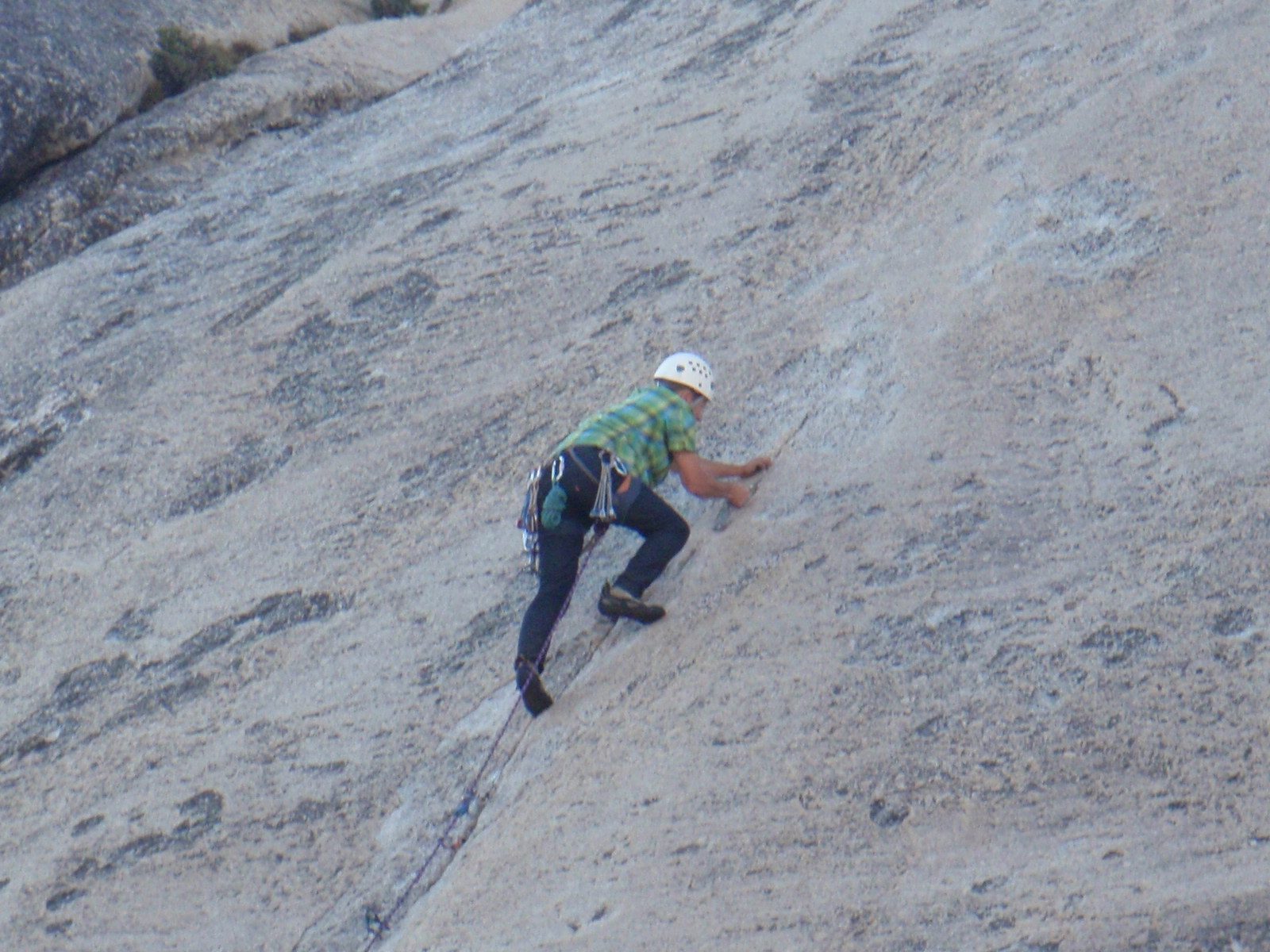 Placing the smallest nut I had in the thin vein of a crack just before it petered out to vast...