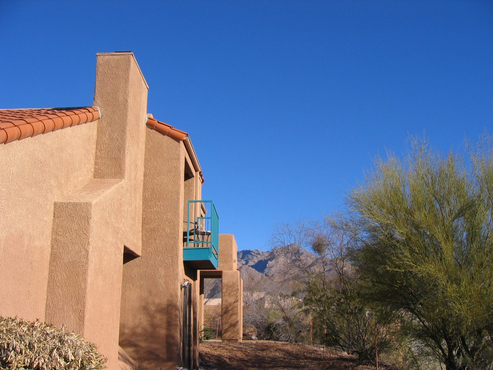 Side view of our condo on Monday morning with the famous third bedroom condo in the sunshine