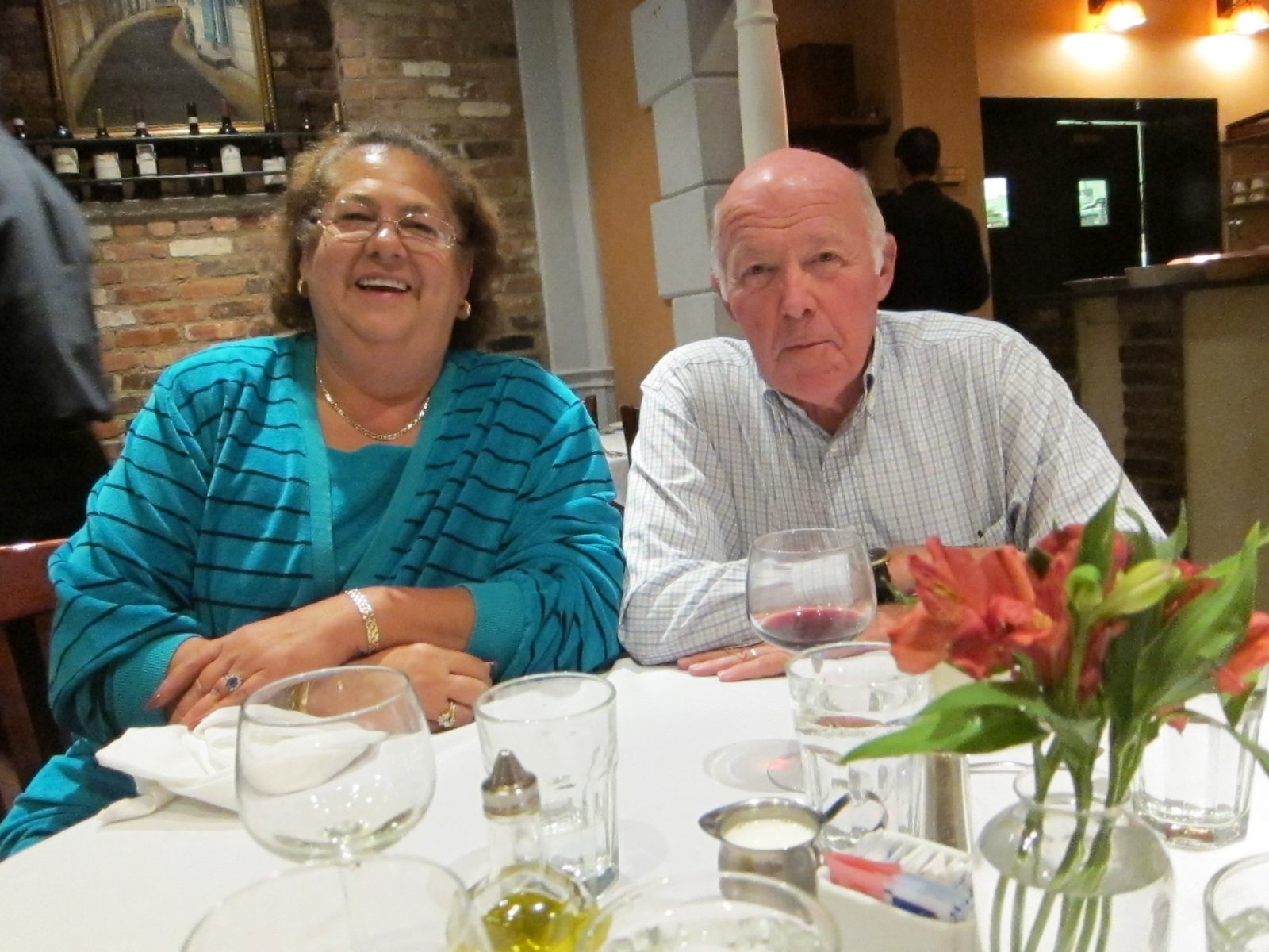 Posing at Freddie's ... just six of us.  Les Read in HHI getting an award, and Al Lingelbach in...