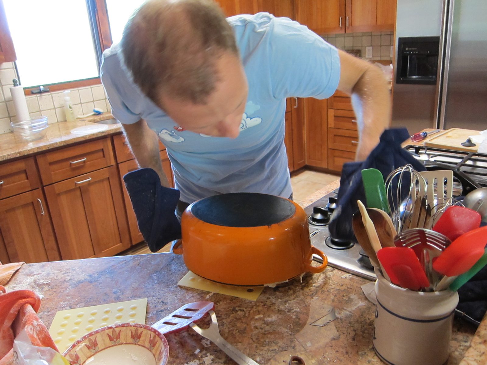 Fitting the "lid" (ie the bottom of the Dutch oven) over the loaf.