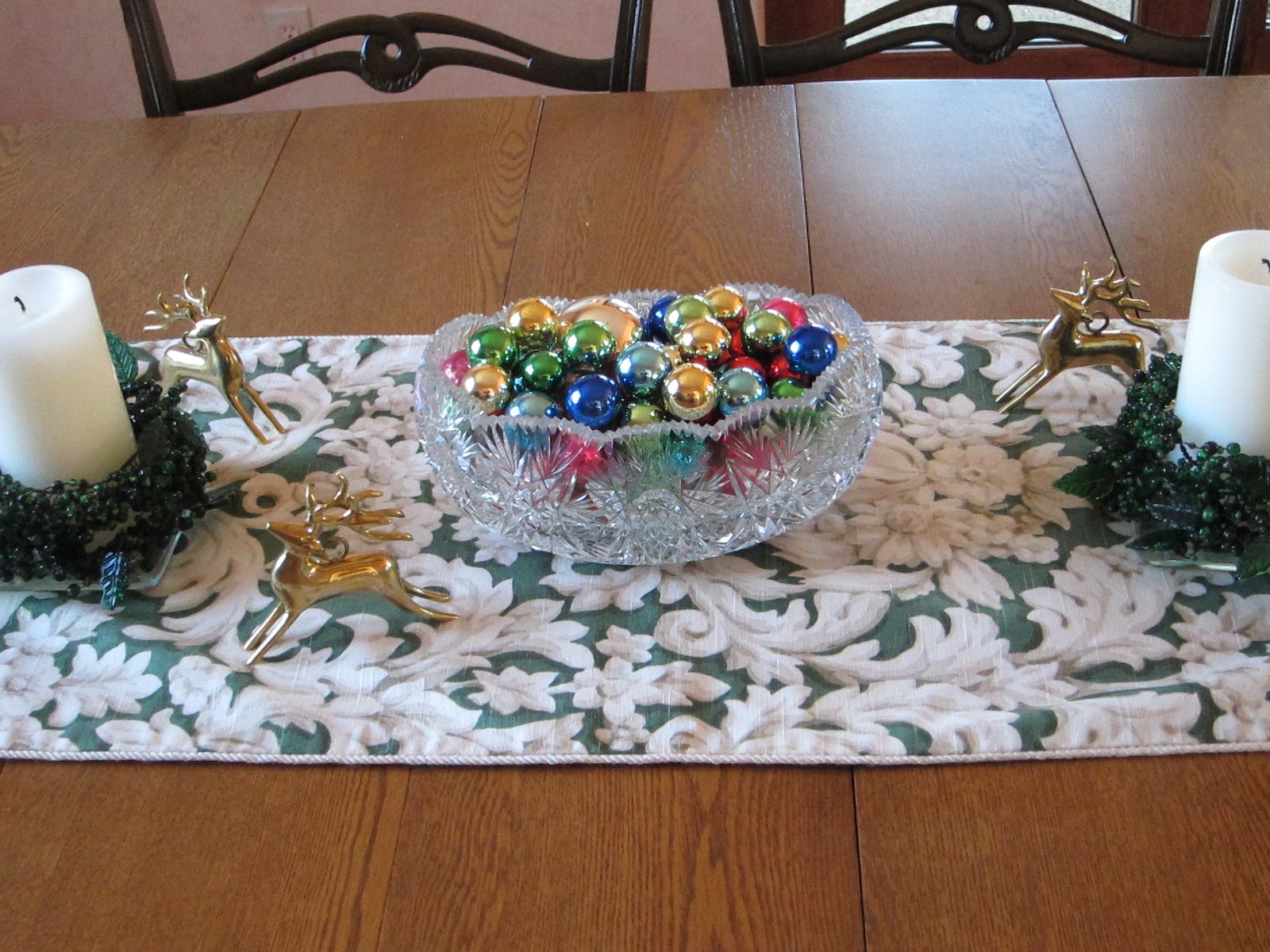 Better view of dining table center piece.