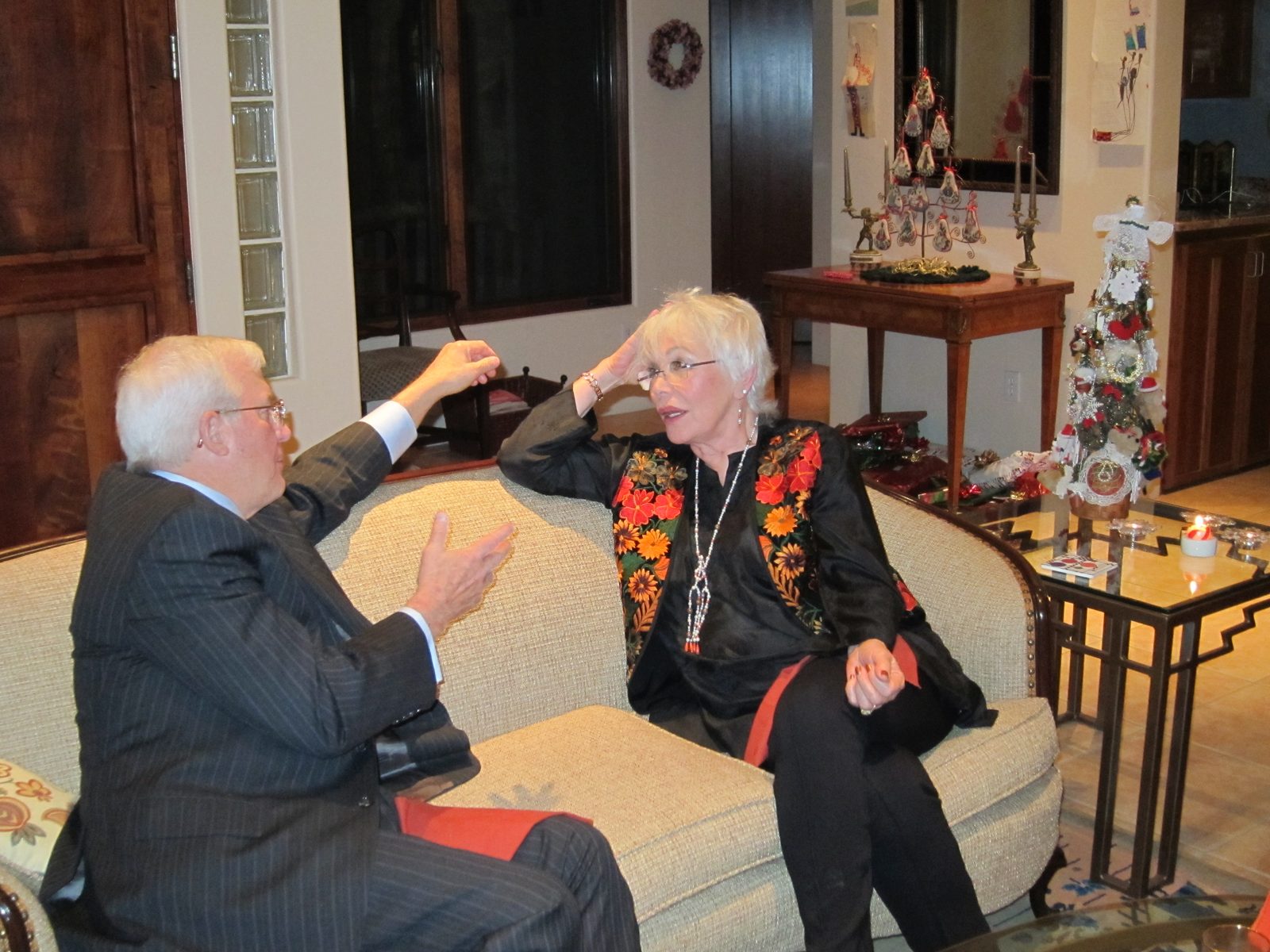 Tom Eiff and Hedi in serious conversation