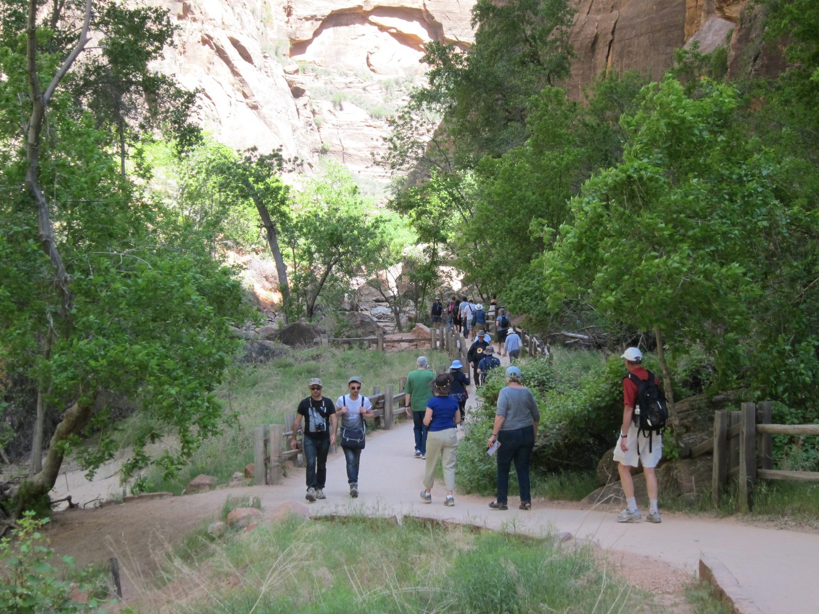 Guess that's Paul in the red shirt, me in front of him, approaching the Narrows