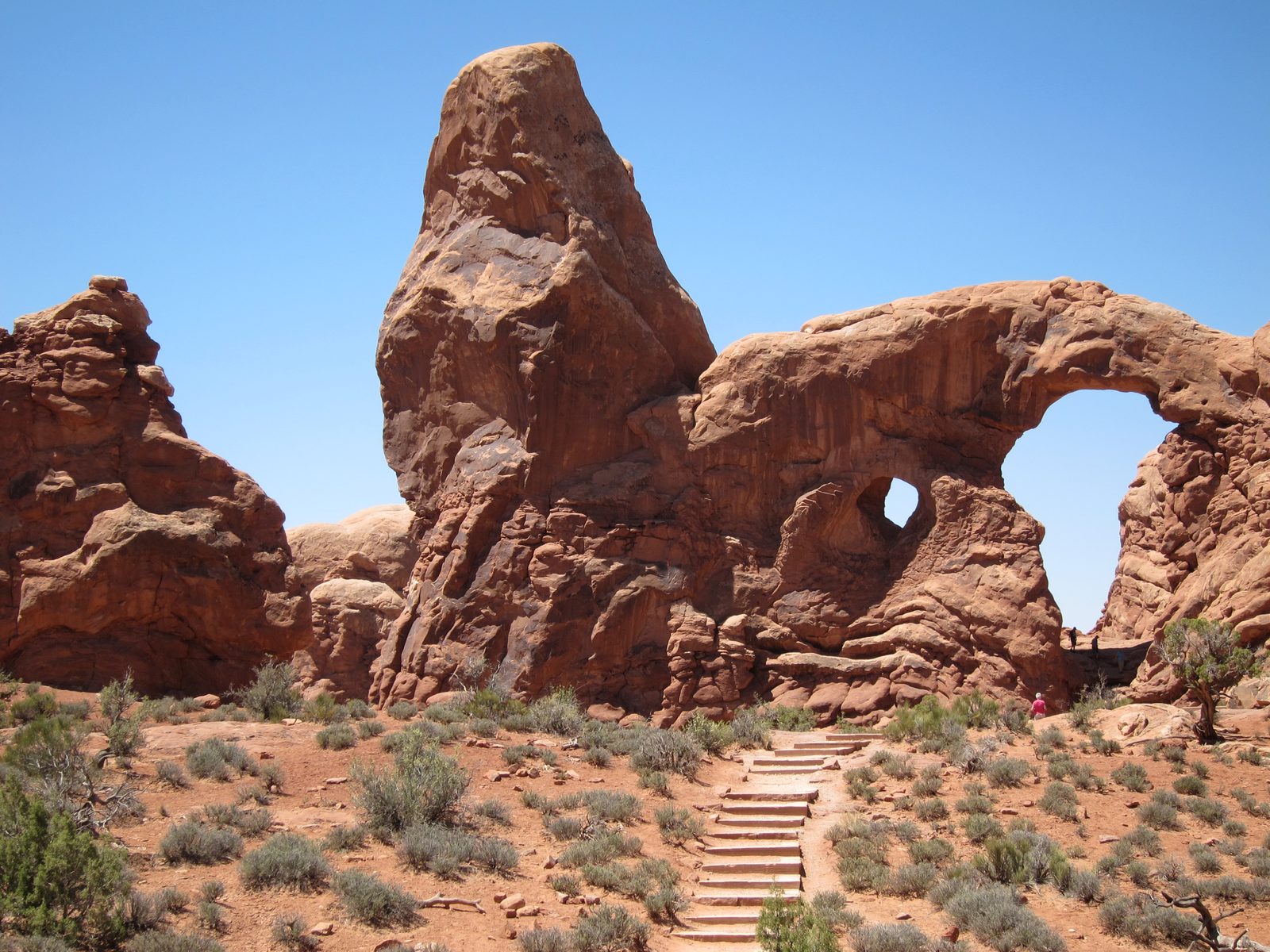 Now this one is South Window Arch ... so maybe this is what J&P were standing in front of.  The...