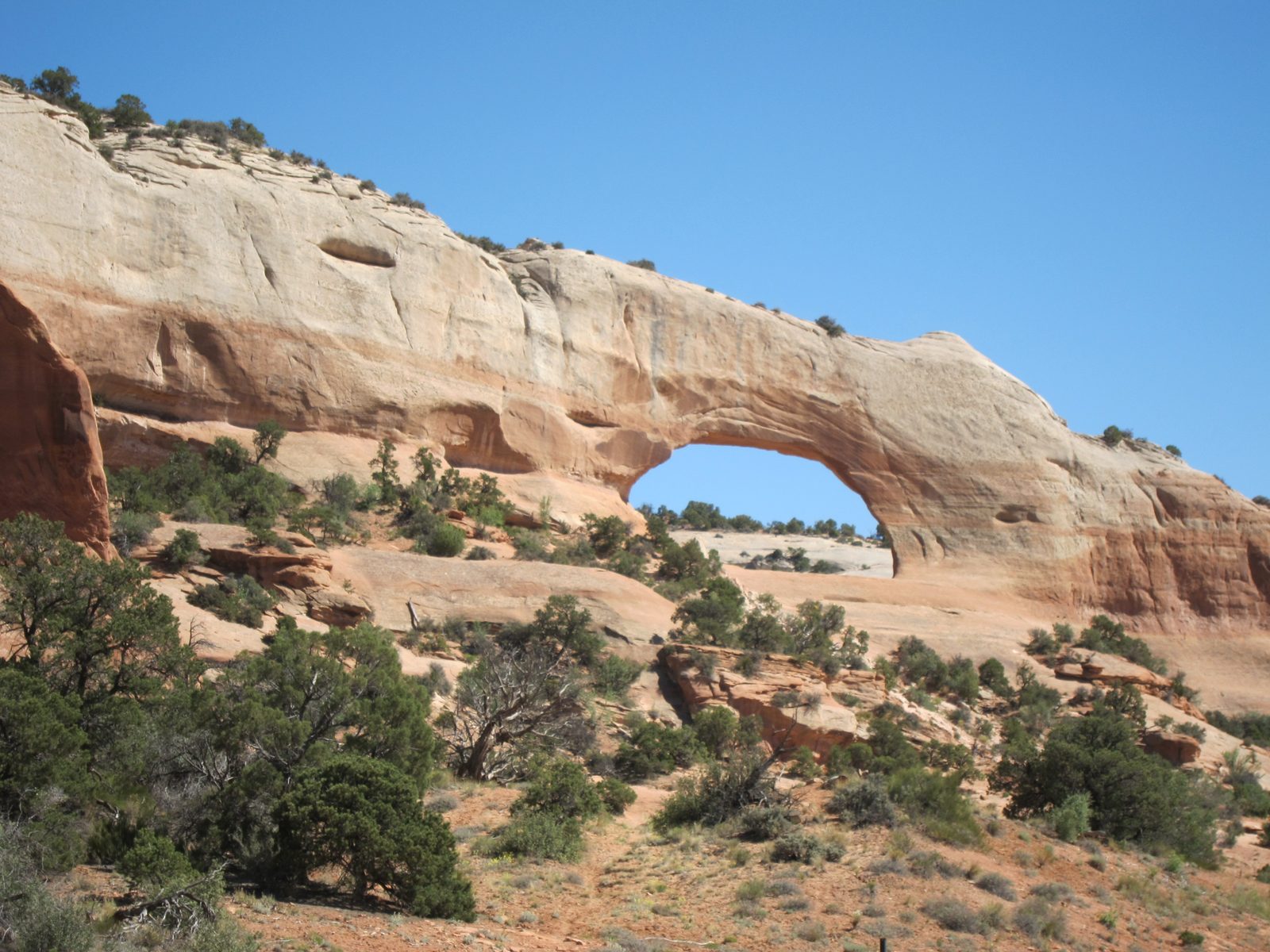 Unnamed arch on the road south of Moab