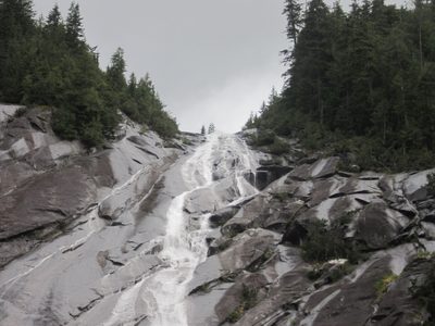 Zoomed-in view of the top of the falls.