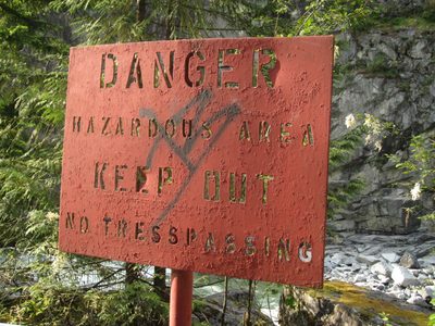 Also, lots of safety fences and scary signs.