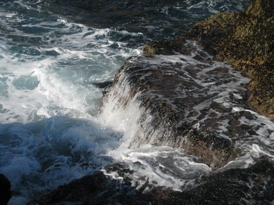 Miniature waterfall on the edge of the tide pool.