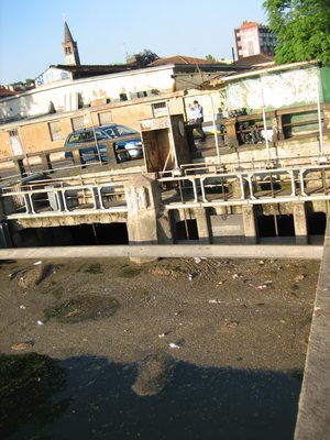 The grosser part of the naviglio -- near a lock or dam...
