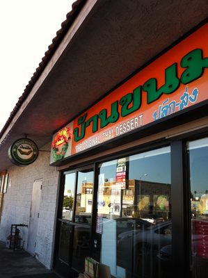 Getting Thai desserts at a Thai sweetshop in Thai Town...