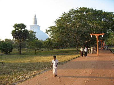 Some Sri Lankan families out for a late afternoon stroll...