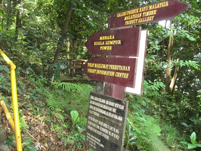 Sign pointing to the Menara Kuala Lumpur.