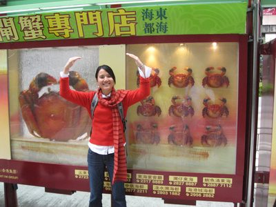 Min Li, imitating the animatronic aquatic crabs in a...