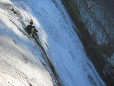 Yang sliding on his hip on rappel.
