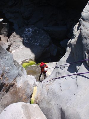 John, on rappel.