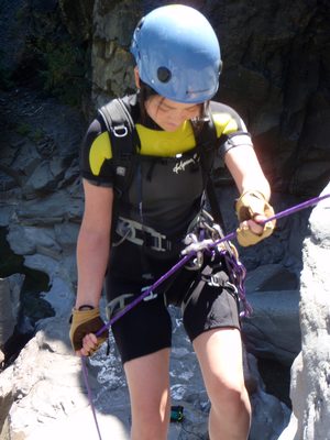 Monica on rappel.