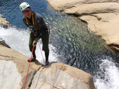 Andy on rappel.