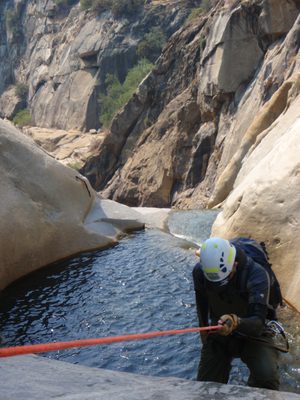 Andy on rappel.