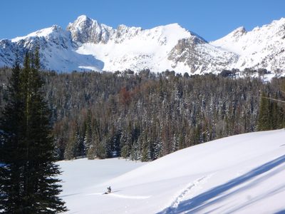 Mountains and snow in Beehive Basin.