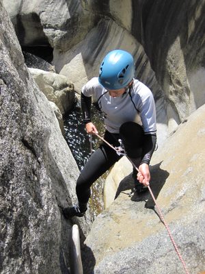 Tracy rappelling sans gloves.