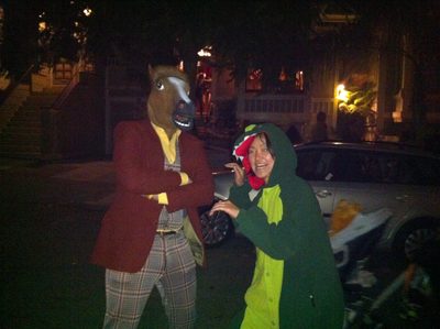 Jasper the horse and Monicasaurus on Fair Oaks Ave.