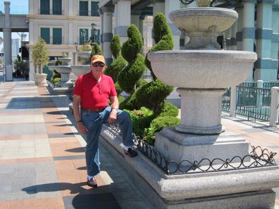Hanging out around the fountains of the Venetian.  Tip...