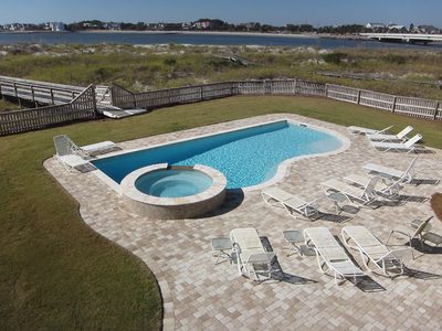 Viewof the pool from the back deck