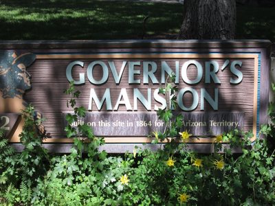 Pretty tour of the Governor's mansion