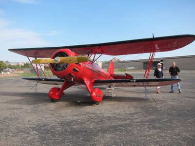 Hedi talking it over with the pilot Pete